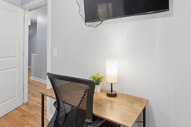 Spacious rooms for rent in a luxurious house's room