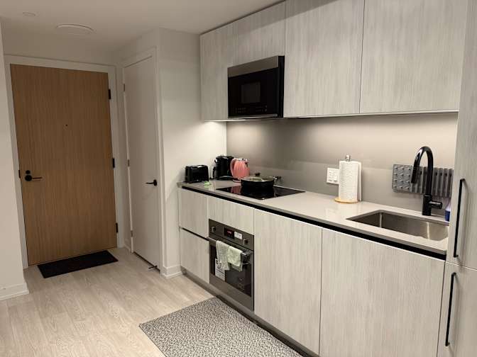 Olga brinda Nlend's room