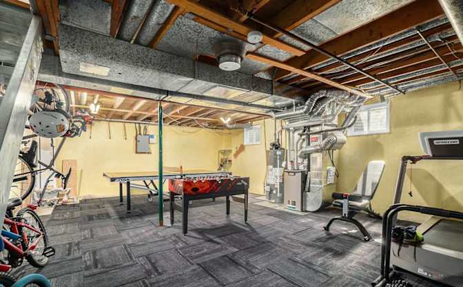 Chris Saracino's room