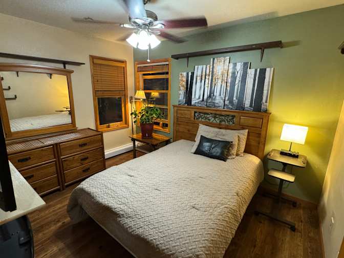 Jeffery Lampas's room