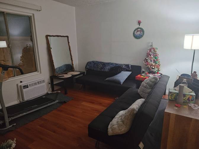 Burbank Room's room