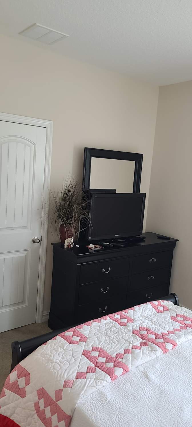 NICOLE's room