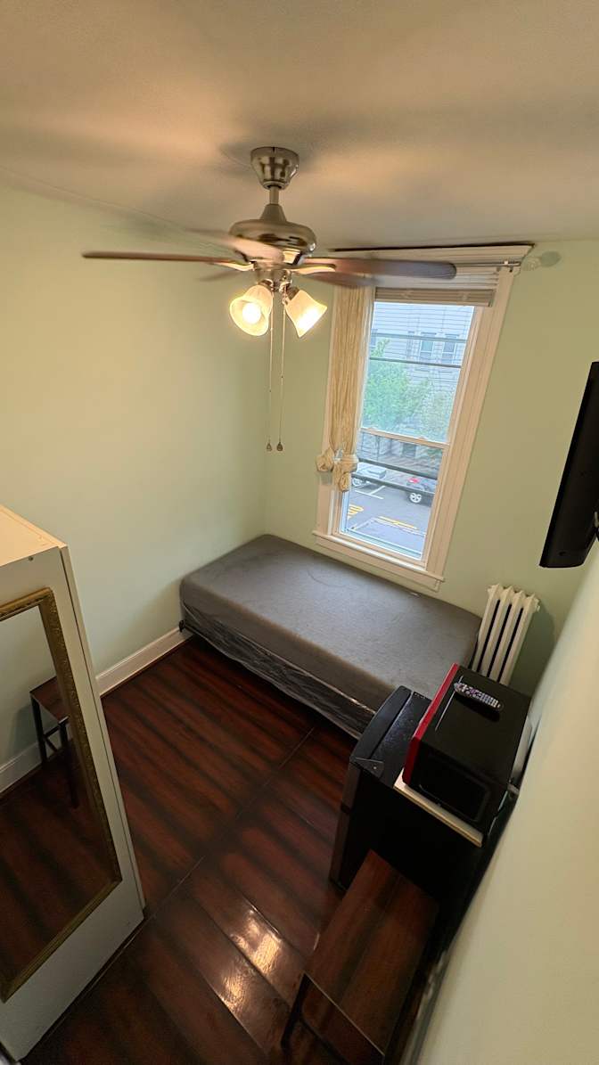 Luis's room