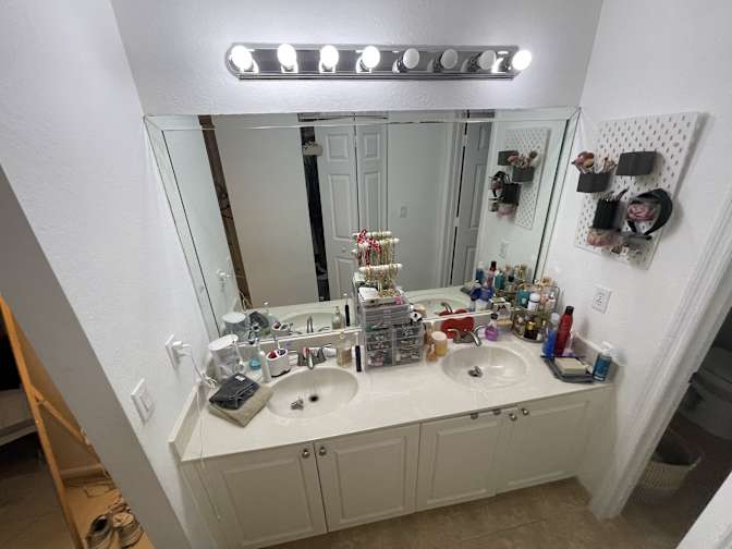 Lucas A Abreu's room
