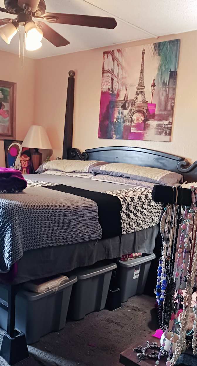 Cris Mendozahowell's room