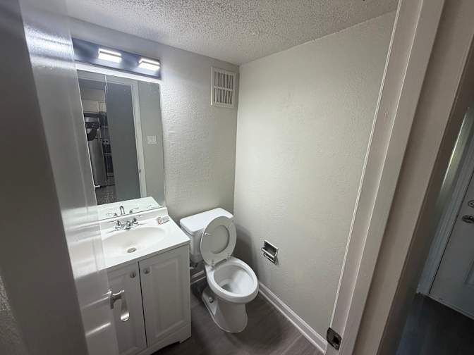 Alcove Rooms's room