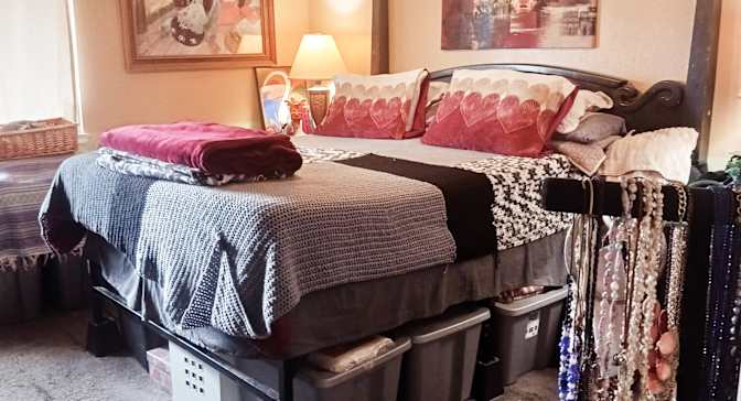 Cris Mendozahowell's room