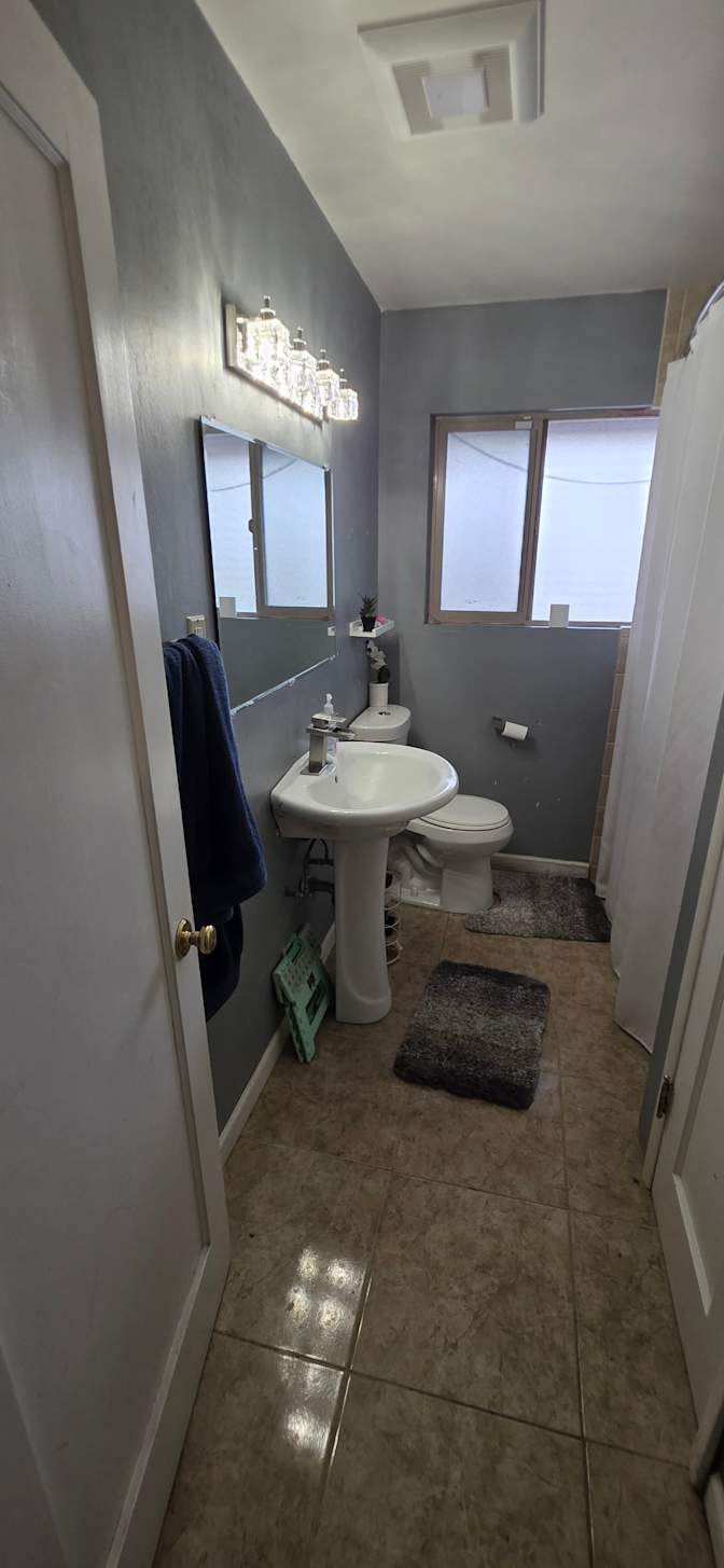 Frank Ramirez Jr's room