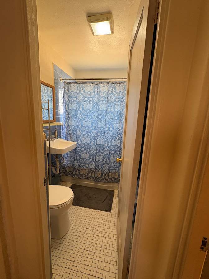Valdez Rentals's room