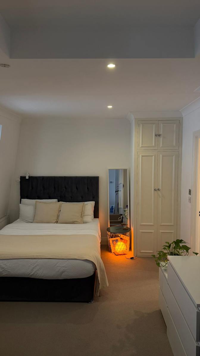 Arthat Gupta's room
