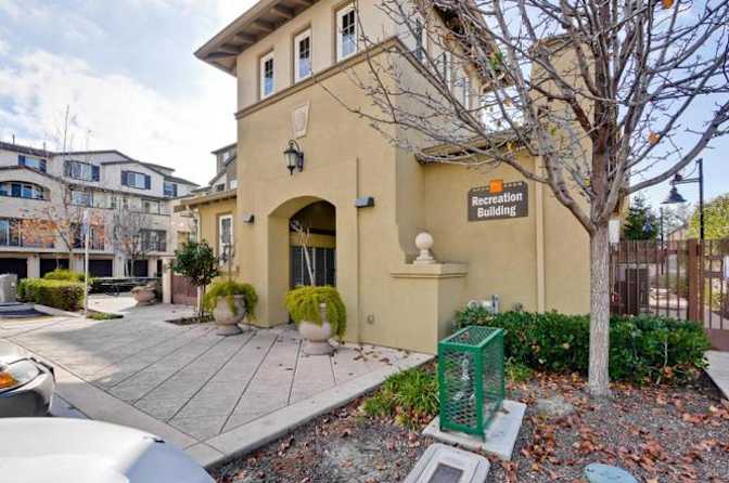 Golden Gate Rentals's room