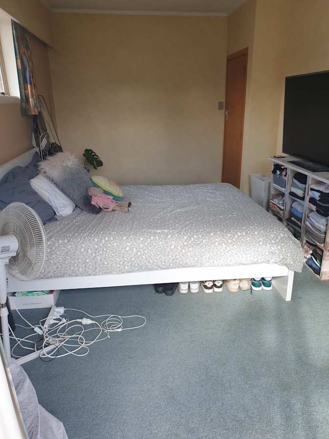 Christopher REID's room
