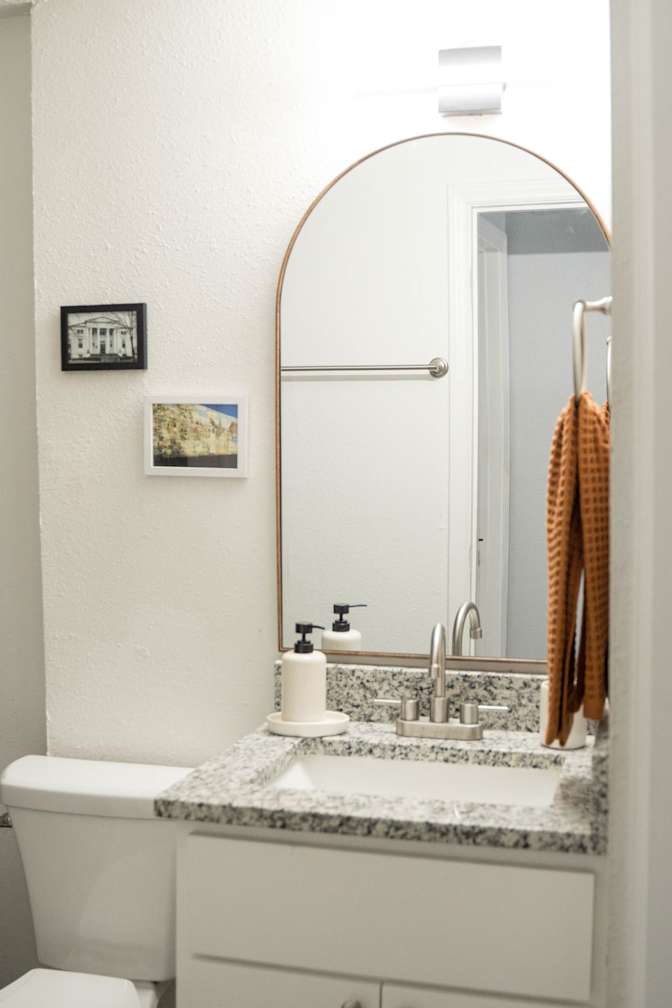 Alcove Rooms's room