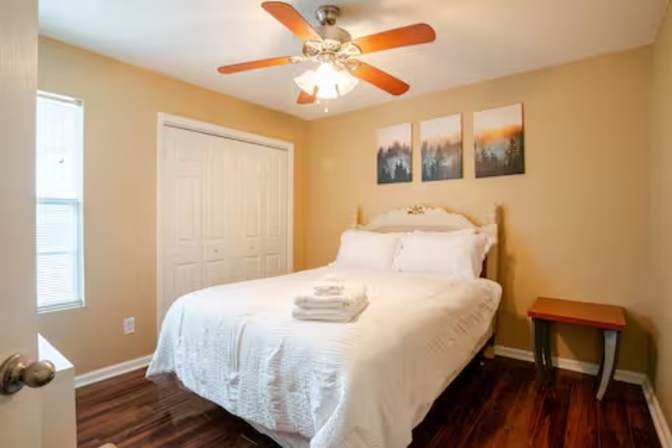 Alcove Rooms's room
