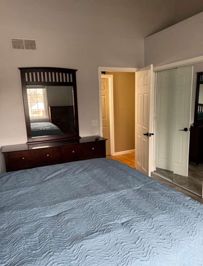 JJ RENTALS MORE's room