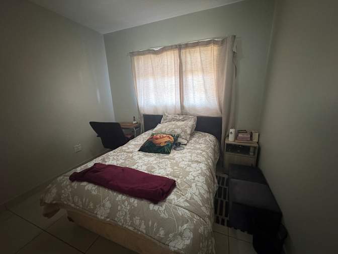 Dee girly's room