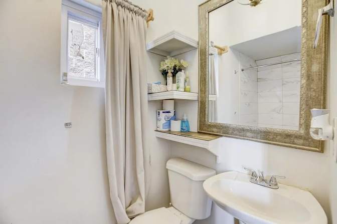 Beautiful clean furnished private room available's room