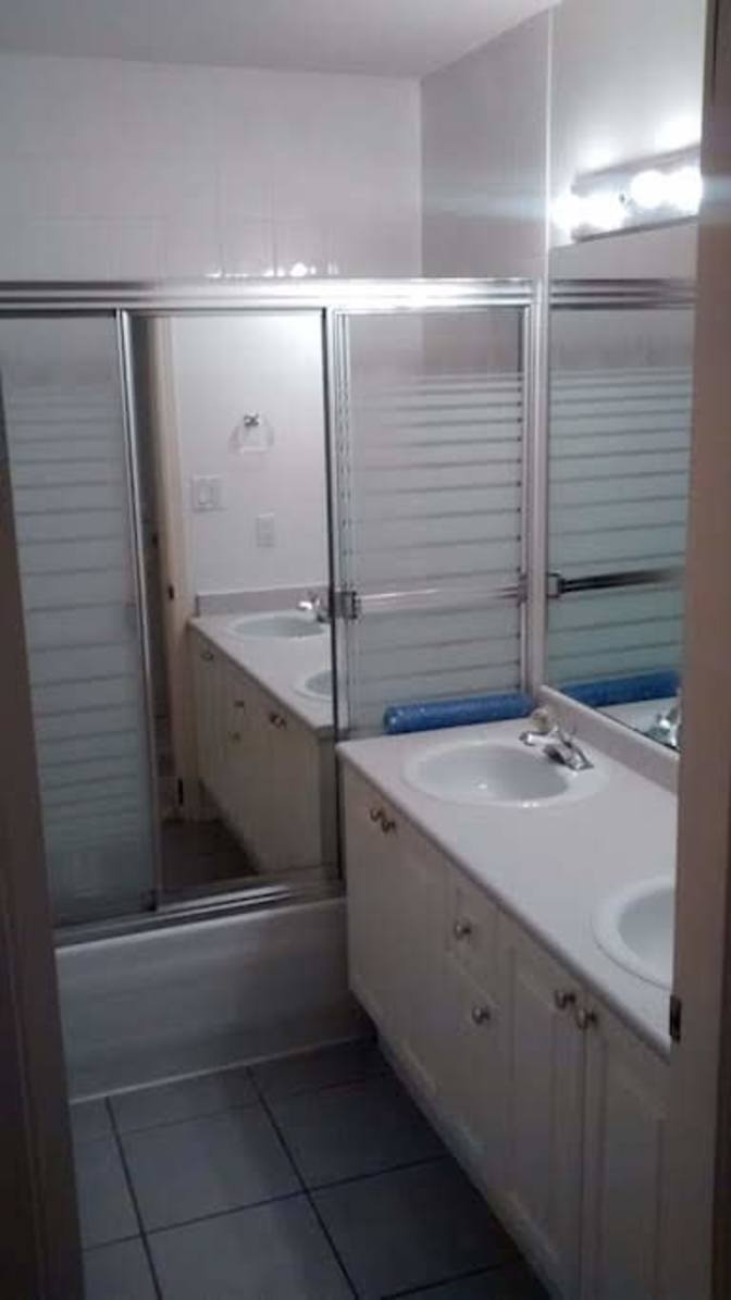 Cléo and Carl's room