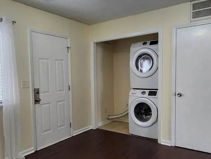 Alcove Rooms's room