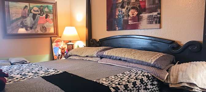 Cris Mendozahowell's room