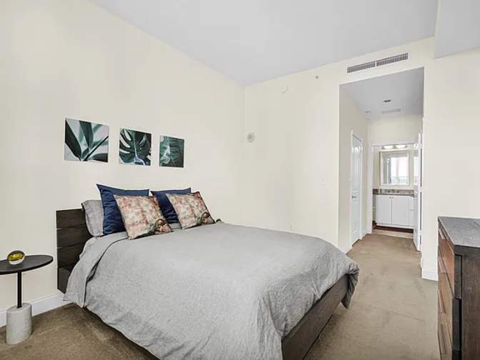 Leslie's room