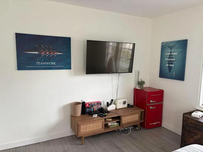Beautiful clean furnished private room's room