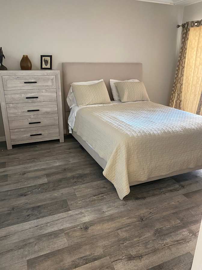 Waterfront View's room
