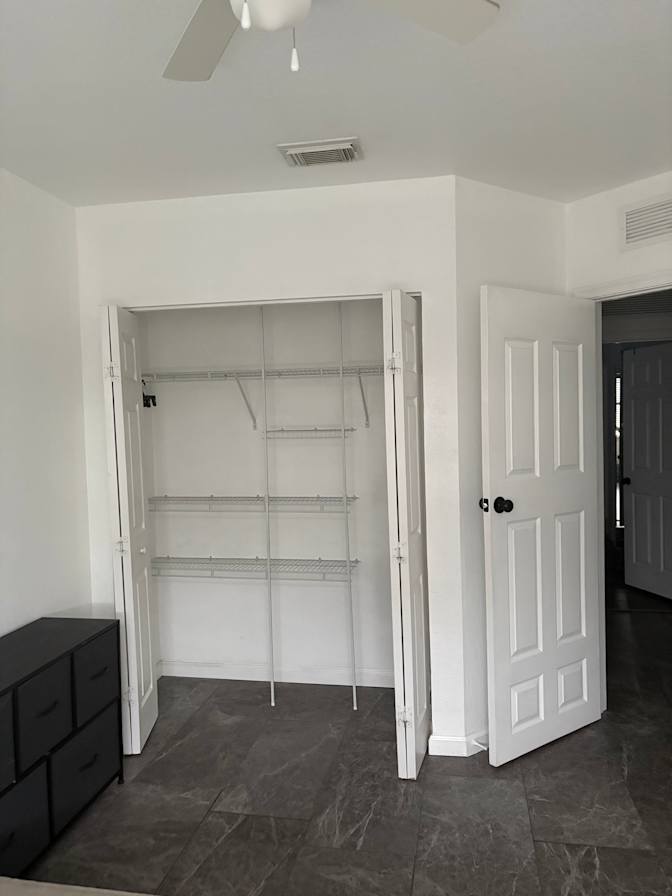 Andrés's room