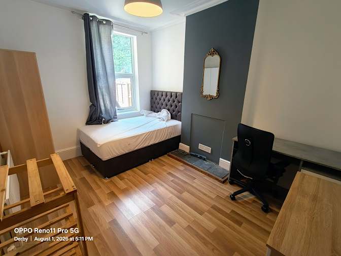 thomas newton's room