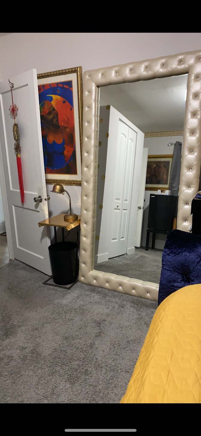 Essence's room