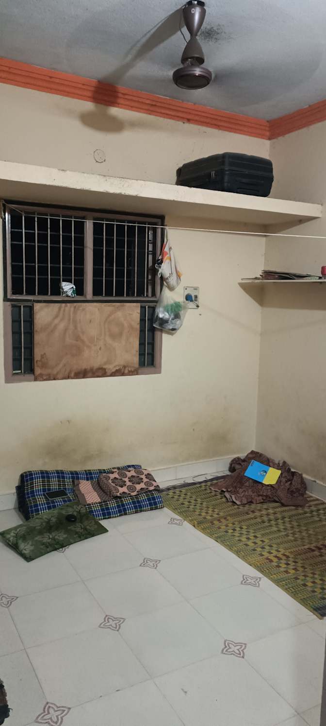Myvizhikannan's room