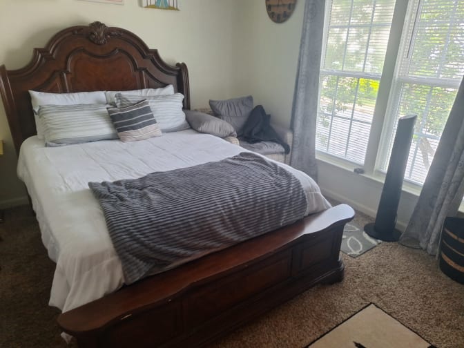 CARL0S's room