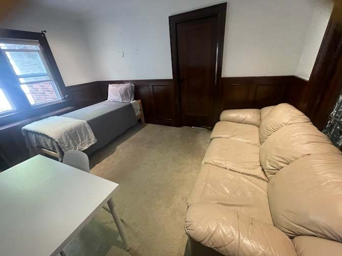 Mahnaz Shahrzad Asr's room
