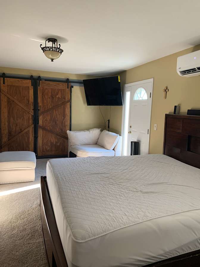BOBBIE's room