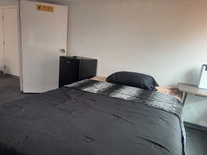 RONNIE's room
