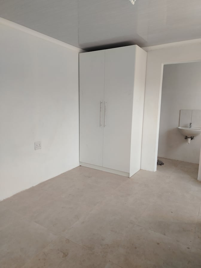 Bronvin's room