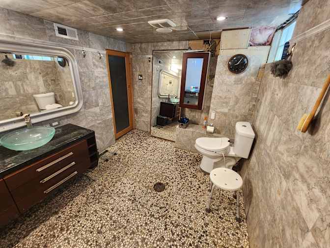 wdrinshed's room