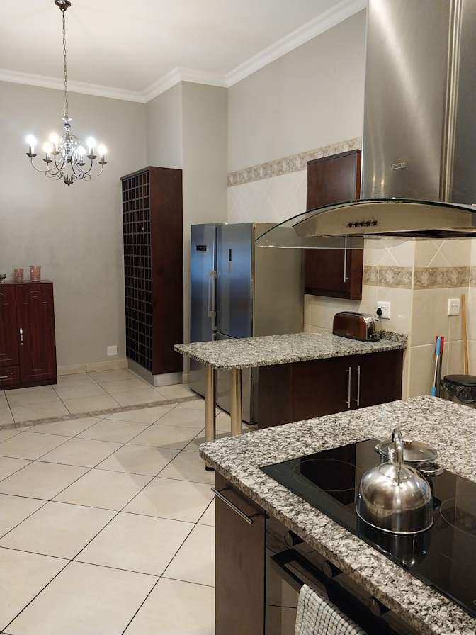 Immediately- Wendywood-Room in house Your home away from home's room