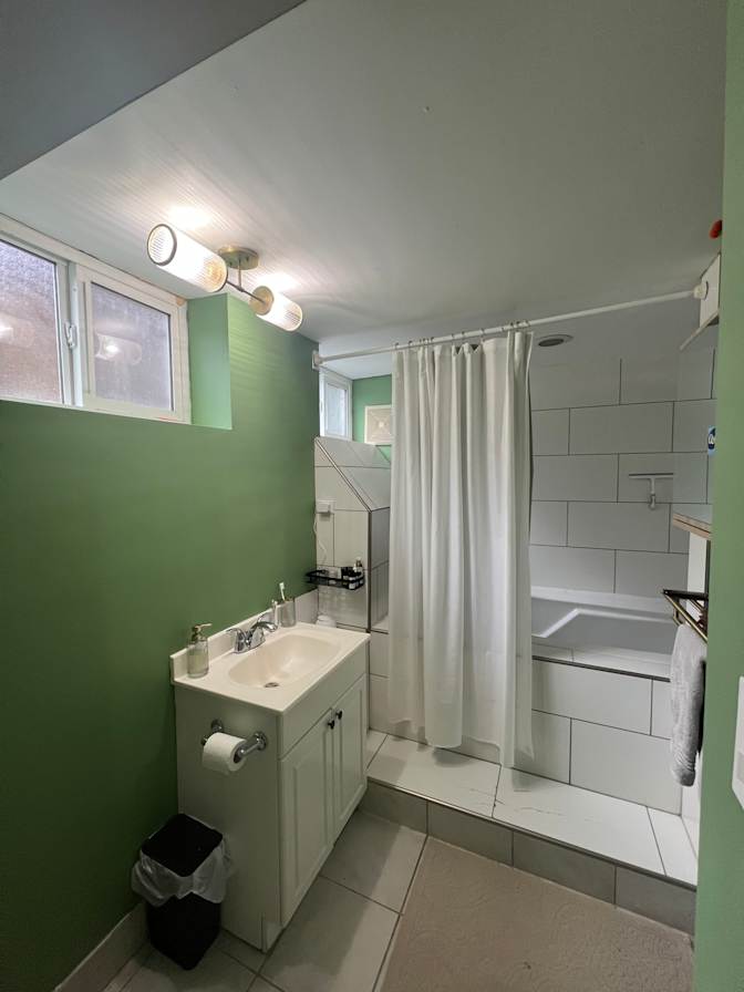 Adrian Pettyfer's room