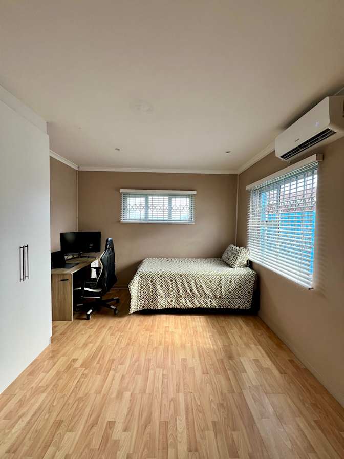 Aashiq Mollagee's room