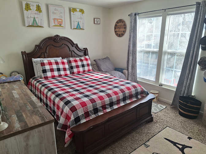 CARL0S's room