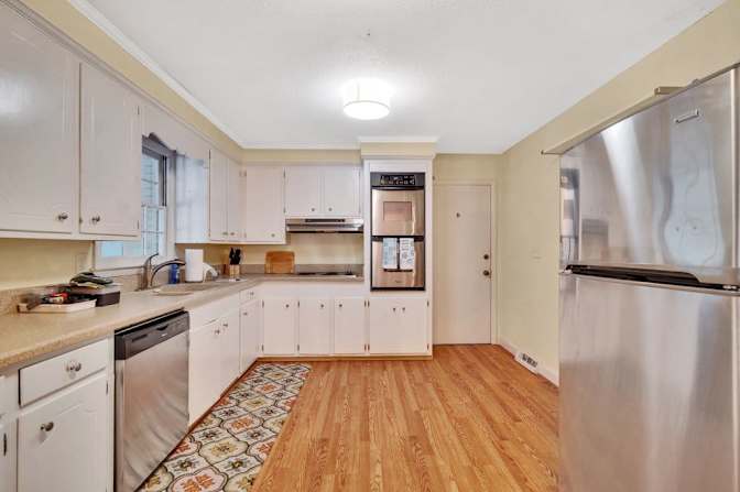 lifedoorrentals's room