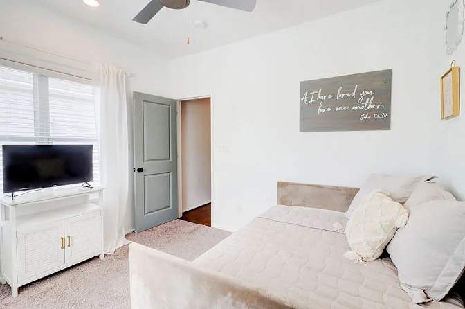 Alcove Rooms's room