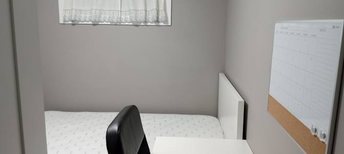 Bwood House's room