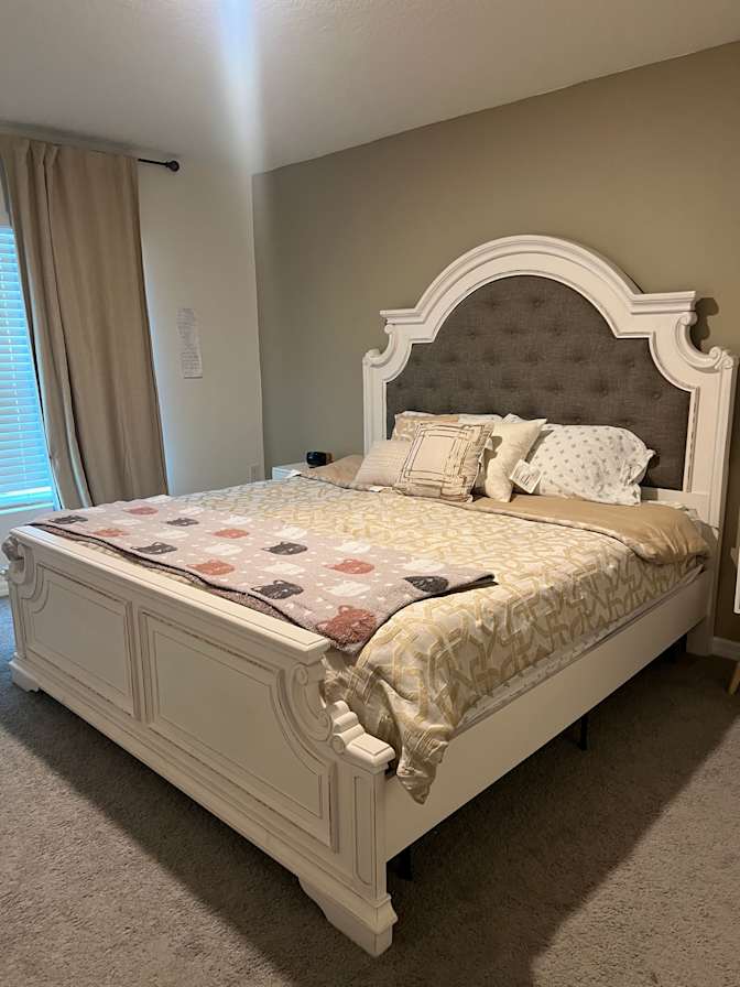 Elizabeth puente's room