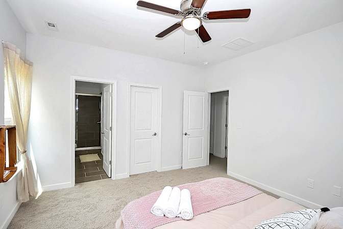 Alcove Rooms's room