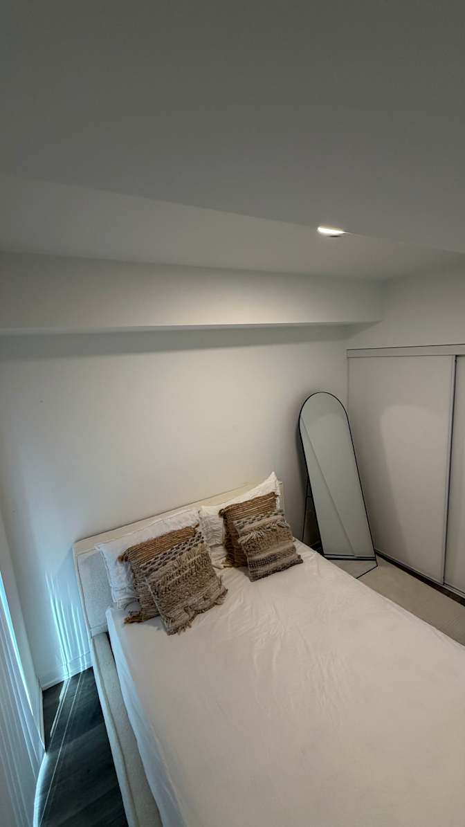Abs Sims's room