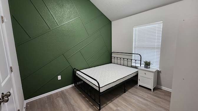 YAYA TRAN's room