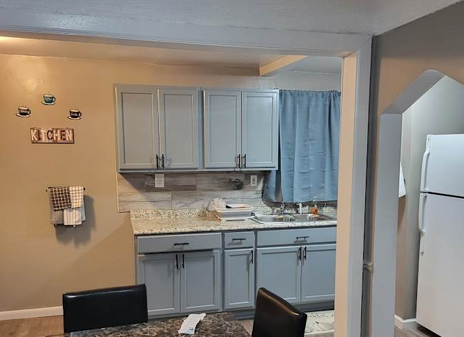 LESLIE's room