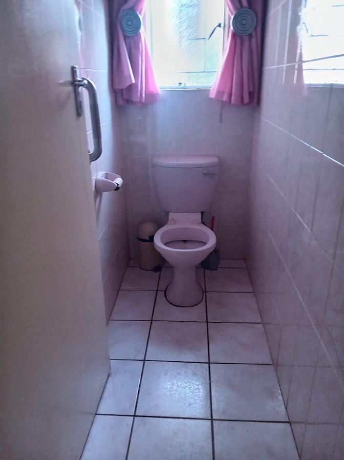 Ayi Phalane's room